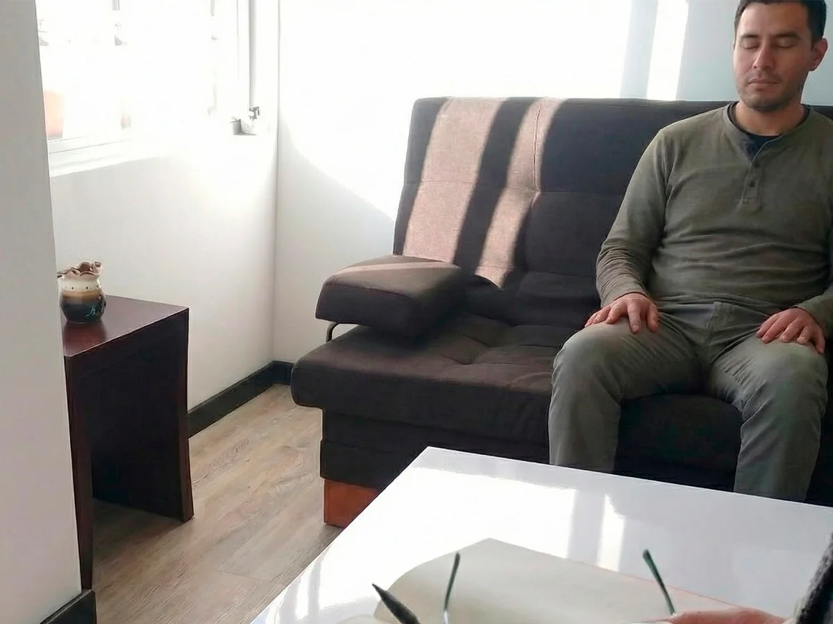 Sesión de terapia en el consultorio de John Jorge Sierra Guarín